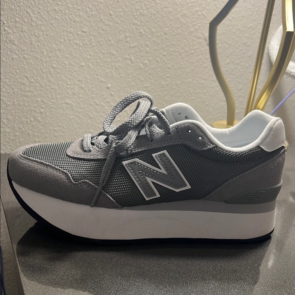New Balance Women's Gray Sneakers Sz 8.5 US W